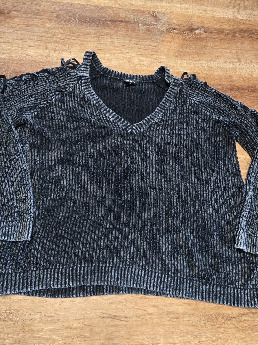 torrid Charcoal Gray Ribbed V-Neck Sweater Cold Shoulder Size 1 1x